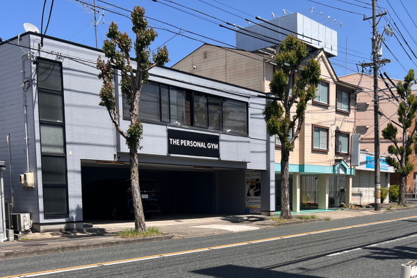 向かい側にTHE PERSONAL GYＭ 名東高針店がごさいます。