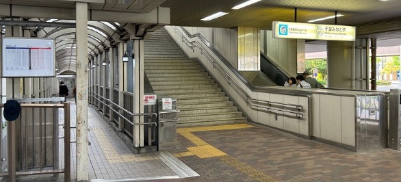 千葉みなと駅の改札を出て右方向に進むと、左手に「千葉都市モノレール」の階段が見えますが、階段は登らず、左手の通路を直進します。