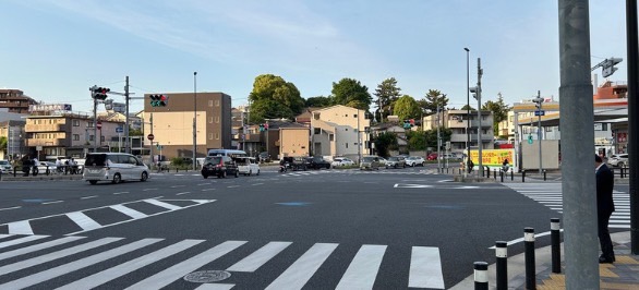 途中で「登戸交差点」が見えてきますが、ここも直進します。