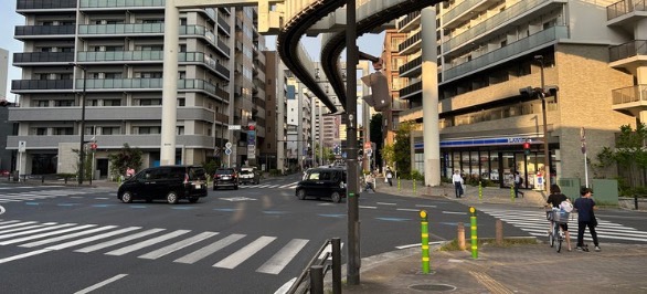 モノレール高架下の「登戸2丁目交差点」まで進んだら、右折します。目印はローソンです。