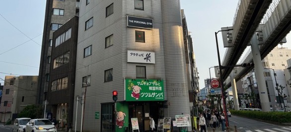 右折後すぐ左手に白い外観の「ケーワン登戸ビル」が見えます。THE PERSONAL GYM千葉駅前店はそのビルの3階にございます。エレベーターで3階までお上がりください。