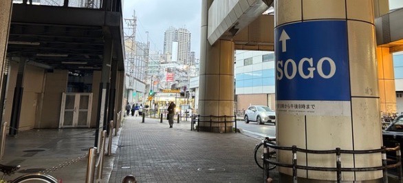 突き当たりにある「C-one（シーワン）商店街の入り口」を右折し、そのまましばらく直進します