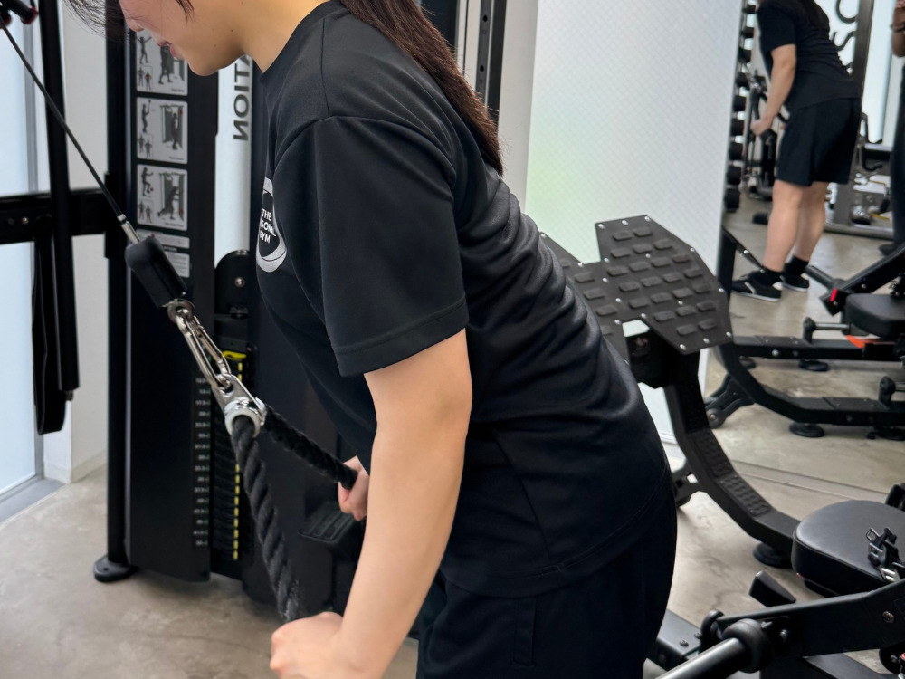 女性がローププレスダウンをしている写真