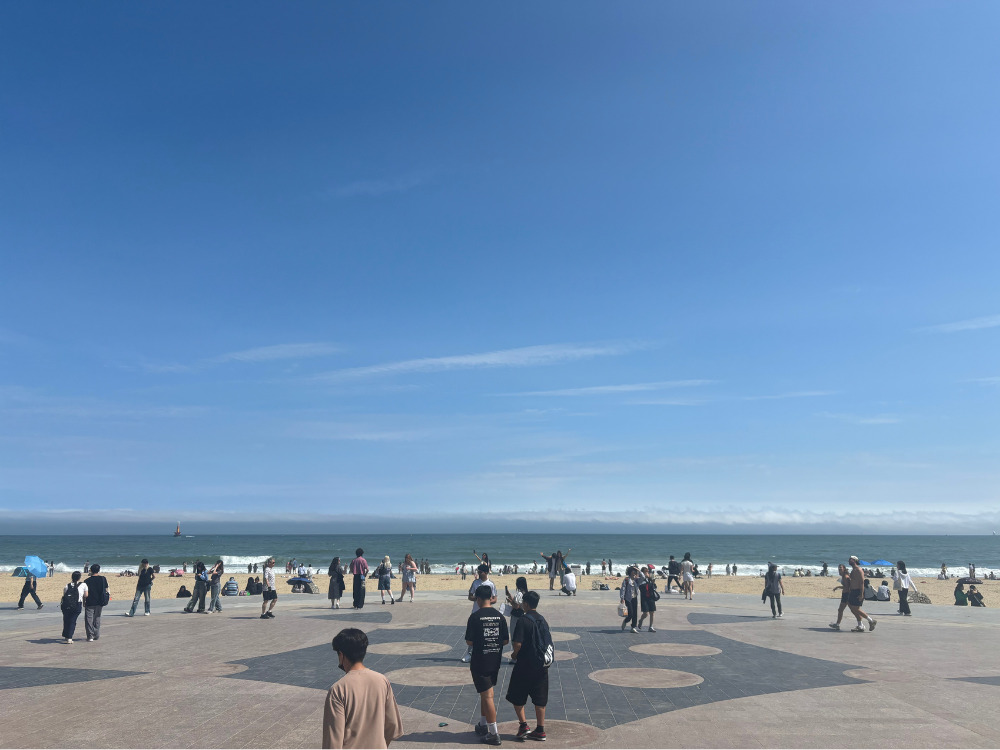 海雲台ビーチを歩く人たちの写真