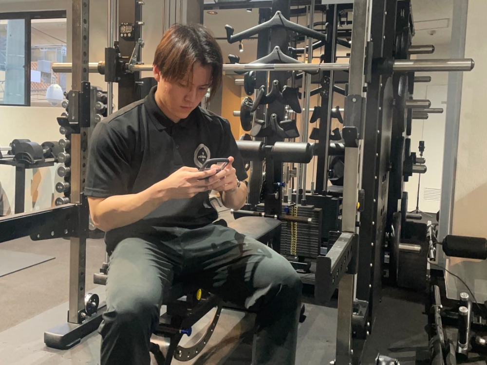 スマホをいじってる写真