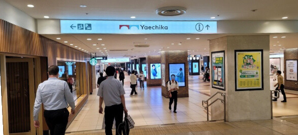 左手にスタバが見えたらそのまま突き当たりまで直進し、右側の通路に出ます。