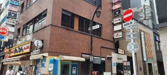 1つめの曲がり角の財成八重洲ビル(写真)3階がTHE PERSONAL GYM 日本橋店になります。