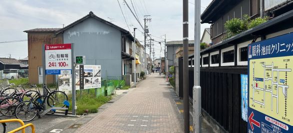 甚目寺駅南口を出て左折し、直進します。
