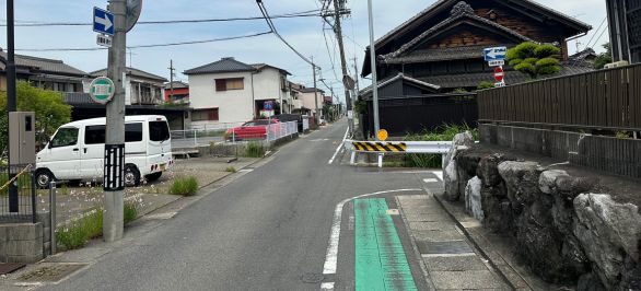 T字路を右折し、直進します。
