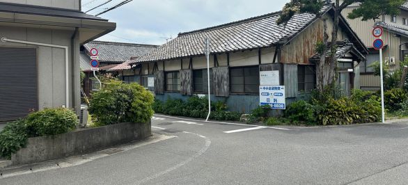 突き当たりすぐ右に左折し、約20分直進します。

