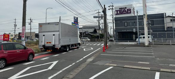 葬儀会館TEARさんが見える交差点を左折し、直進します。