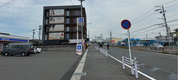 左手のLAWSONさんの奥がMirei Billです。入り口は裏側にあります。
