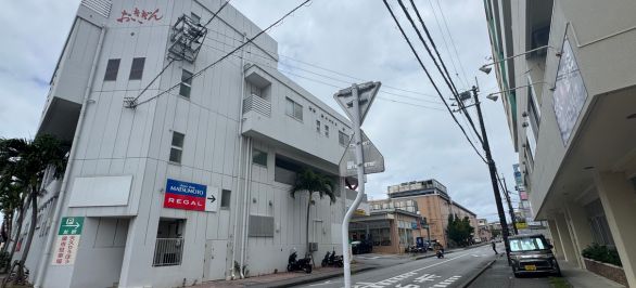 おもろまち3丁目のバス停を降りて天久りうぼう楽市側を向き前に進みます。