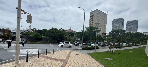 このままずっとまっすぐ1km程歩くと正面に天久りうぼう楽市が見えてきます。
