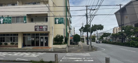 横断歩道を渡り左に曲がると松陰塾天久校が出てきます。