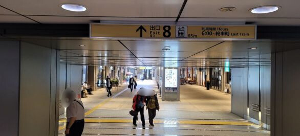 銀座線８番出口を出たら正面を直進しエスカレーターがあるので、そちらに乗り地上に向かいます

