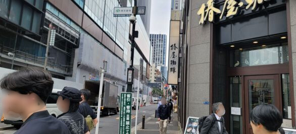 椿屋珈琲を通り越し１つ目の曲がり角まで15mほどそのまま直進します。
