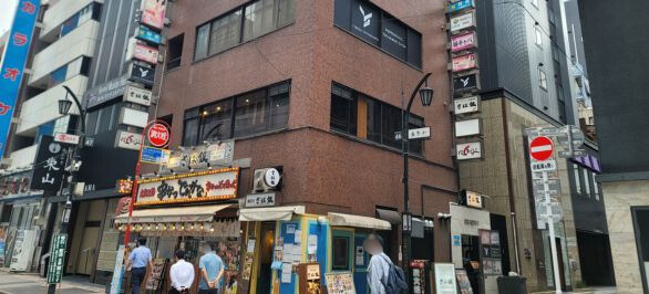 1つめの曲がり角に写真の財成八重洲ビルが見えたら、そのビルの3階がTHE PERSONAL GYM 日本橋店になります。