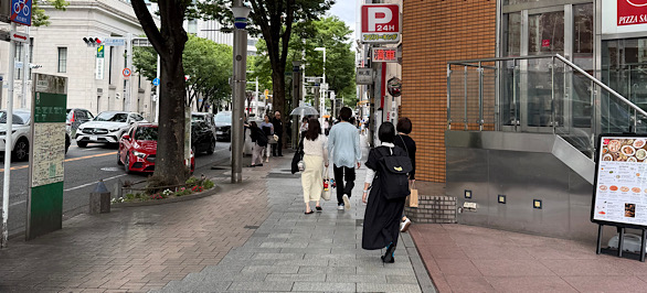 4番出口の階段を登ったら右方向に5分程直進する。
