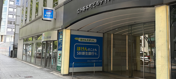 5分ほど直進したら広小路本街ビルディング(青いSBI新生銀行の看板が目印！)があるのでそこの地下一階に店舗がございます。