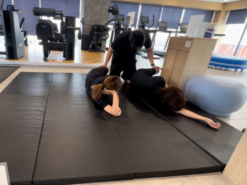 トレーニング指導をしている画像