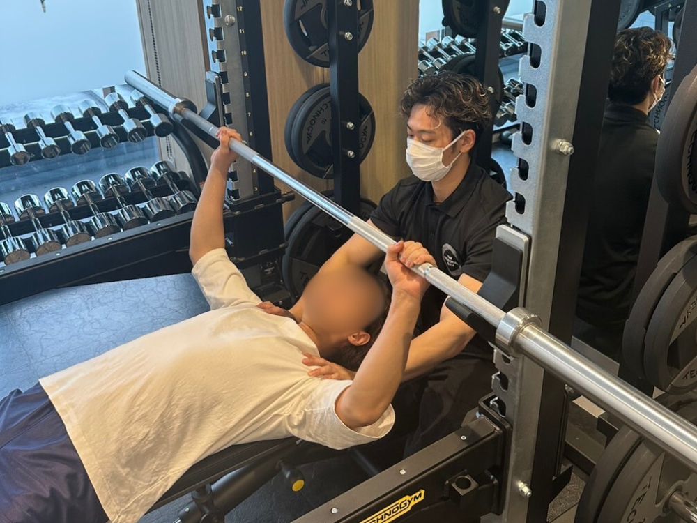 個室でパーソナルトレーニングをしている写真