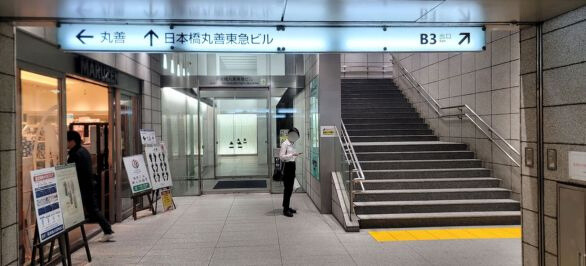 写真右の階段を登り、上りましたら右折します。