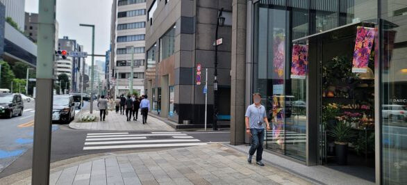 第一園芸日本橋店が見えたら、その角を右折します。