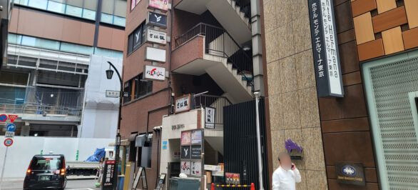 直進し、ホテルモンテエルマーナ東京の左にある財成八重洲ビルの3階がTHE PERSONAL GYM 日本橋店になります。
