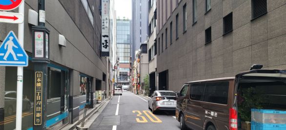 右折しましたら、写真の通りを105m程直進します。
