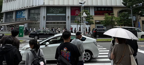 登ったら右に出てすぐの信号を渡る