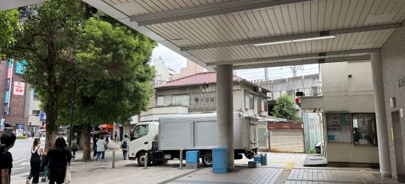 交番側の交差点に直進します。