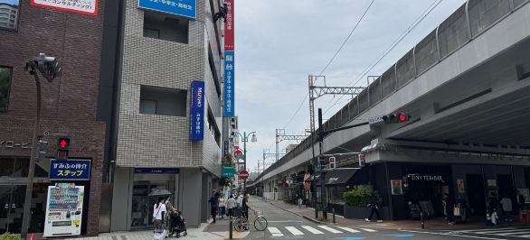 交差点を直進します。