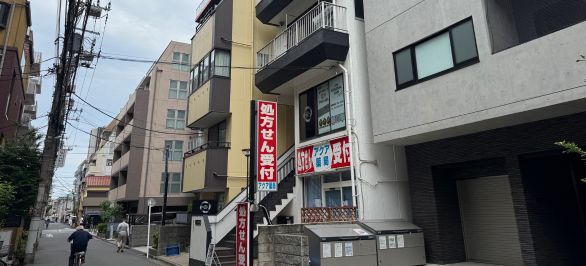 処方せん受付看板の2Fにあります。