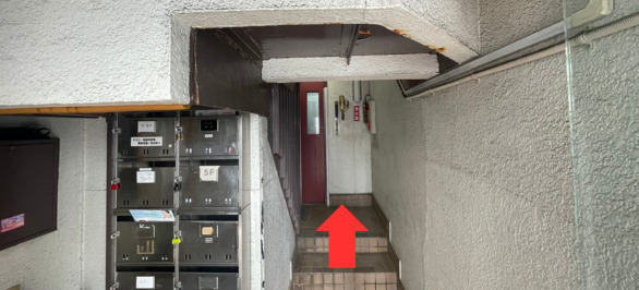 エレベーターor階段で２階に向かう(階段のほうが早い)