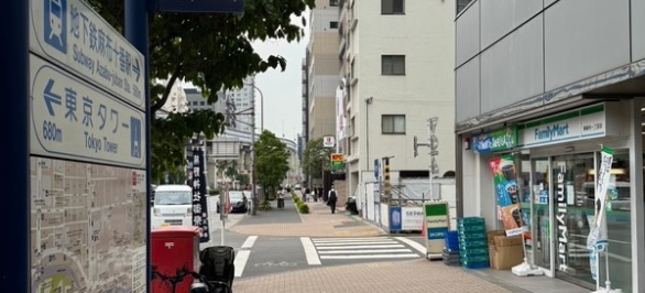 右手にファミリーマートが見えるこの通りを直進します。