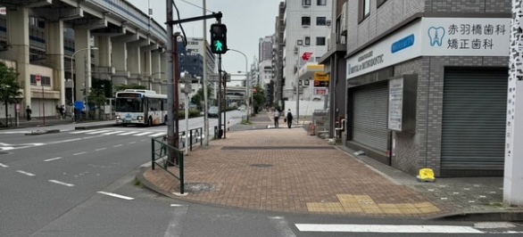 直進し赤羽橋歯科も通り過ぎ、ガソリンスタンドをさらに直進します。