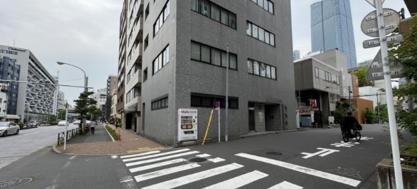 写真ビルがある横断歩道を右折します。