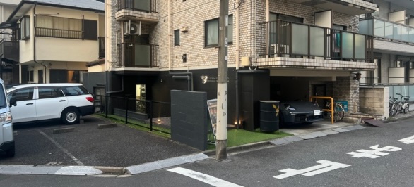 左手すぐ芝のある入り口のとこがTHE PERSONAL GYM 東麻布店になります。