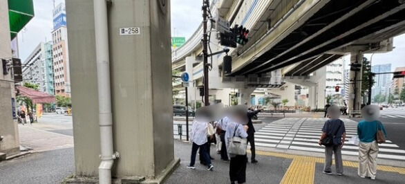 麻布十番駅6番出口を出て(写真)正面を左折し直進します。