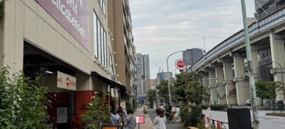 左手にNISSIN(スーパーマーケット)が見えたらそこを通りすぎ直進。