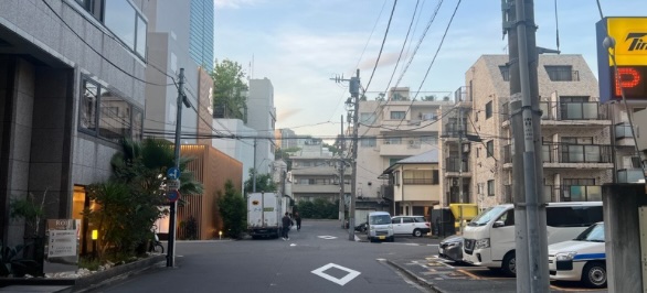 写真の道路を直進し、一つ目の角を右折します。