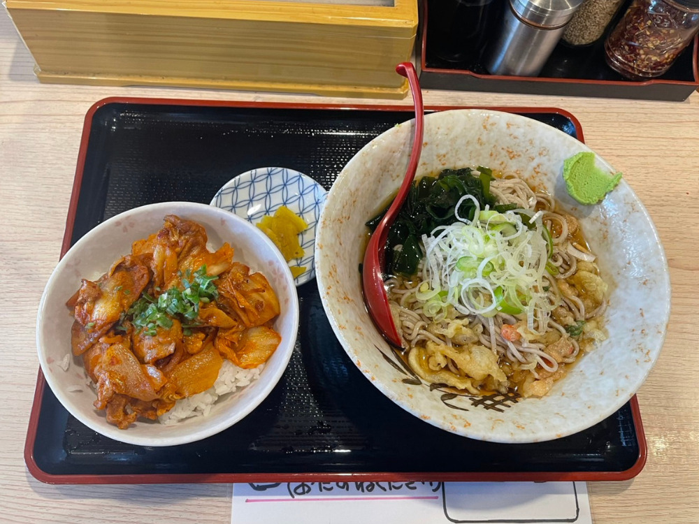 豚キムチ丼とお蕎麦のセットの写真