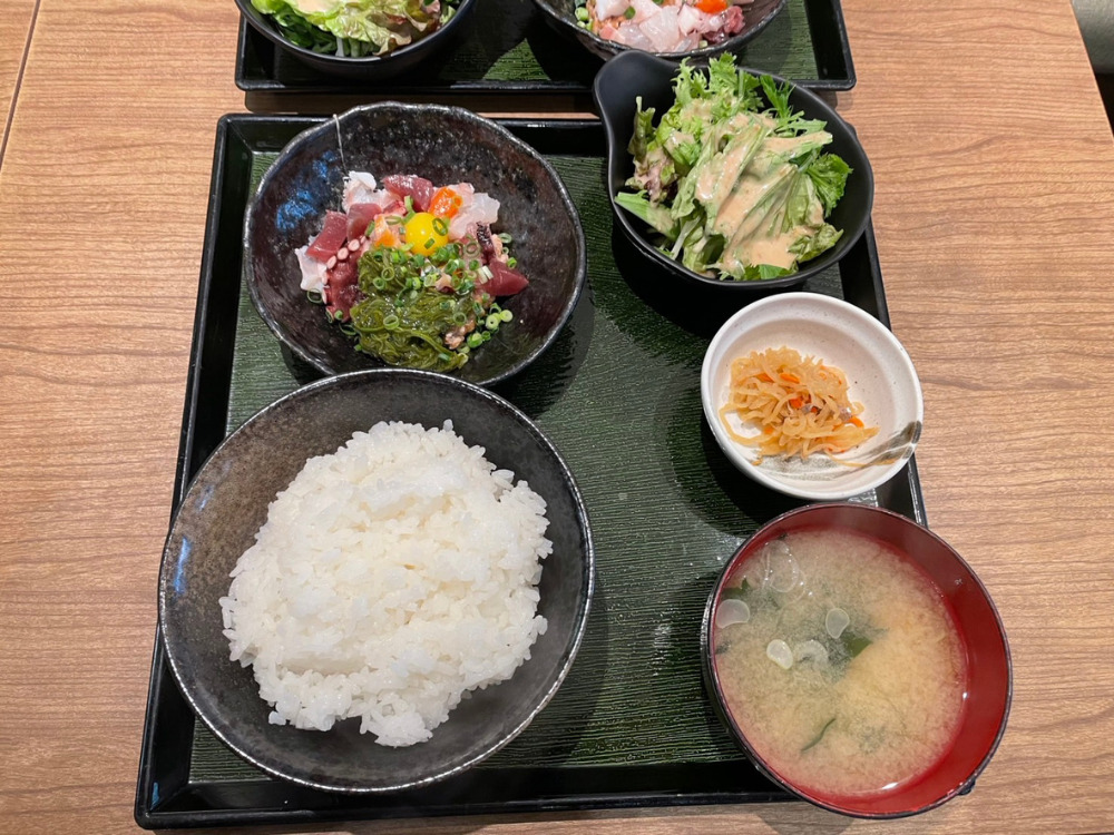 爆弾丼定食の写真