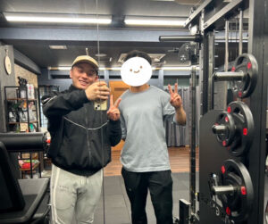 THE PERSONAL GYM日暮里店田島とお客様が一緒に写真を撮っているところ