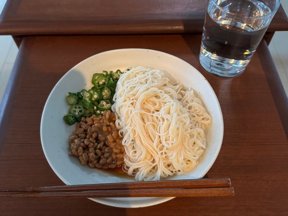 そうめん・納豆・オクラの写真