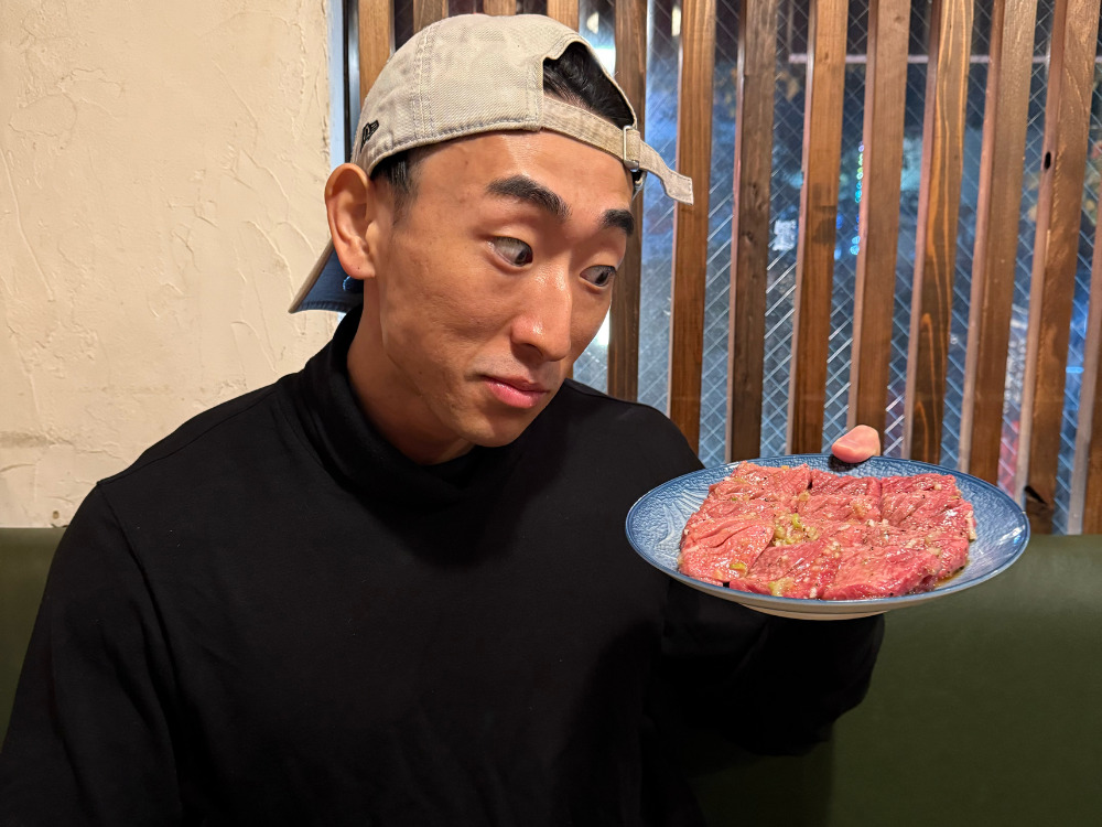 焼肉を眺めるトレーナー