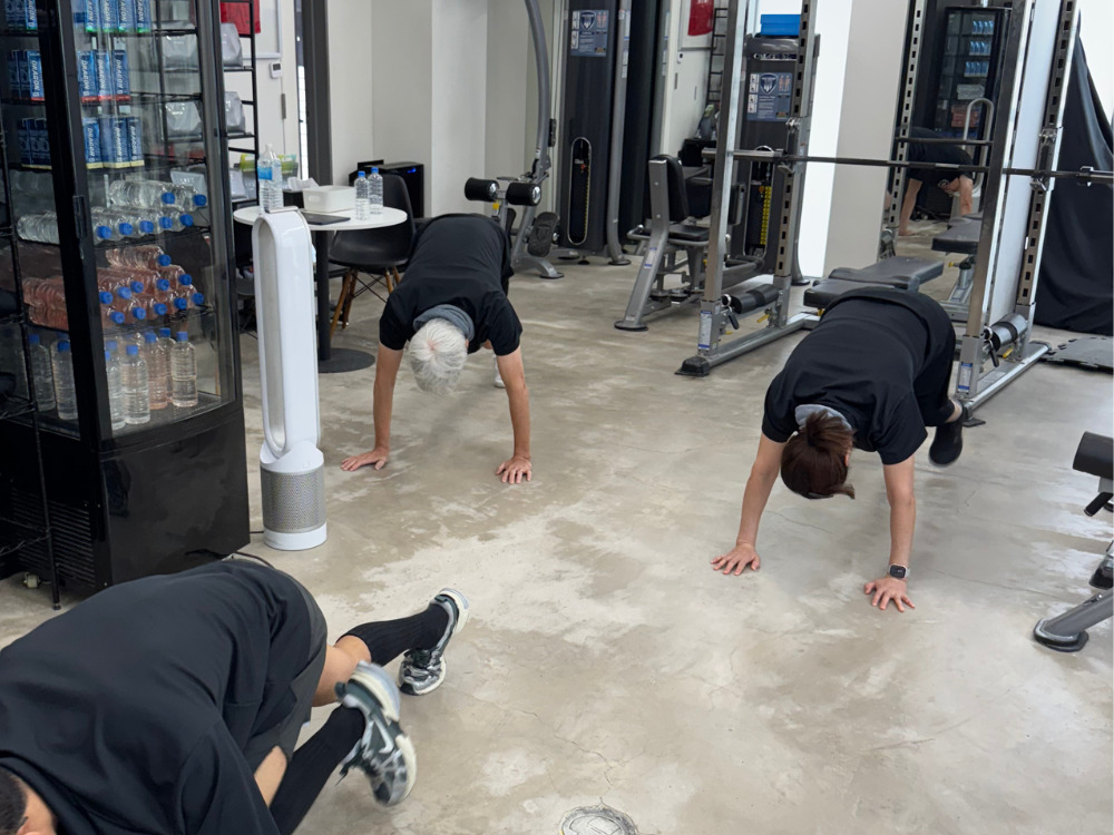 トレーナーと2人のお客様がHIITトレーニングをしている写真