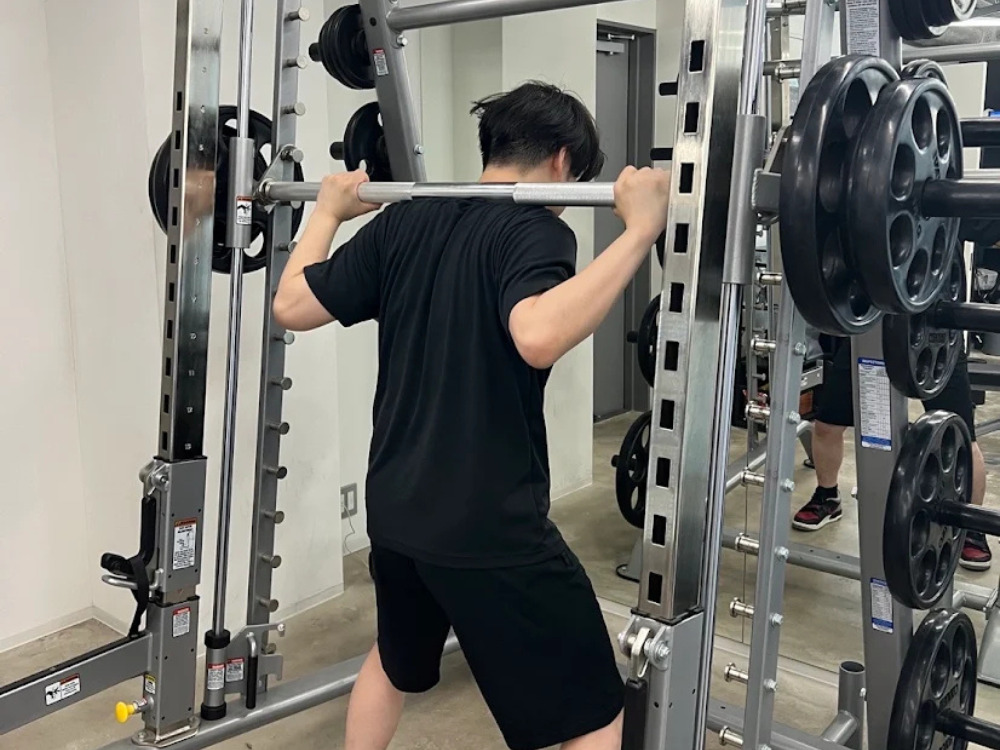 男性がスクワットしている写真
