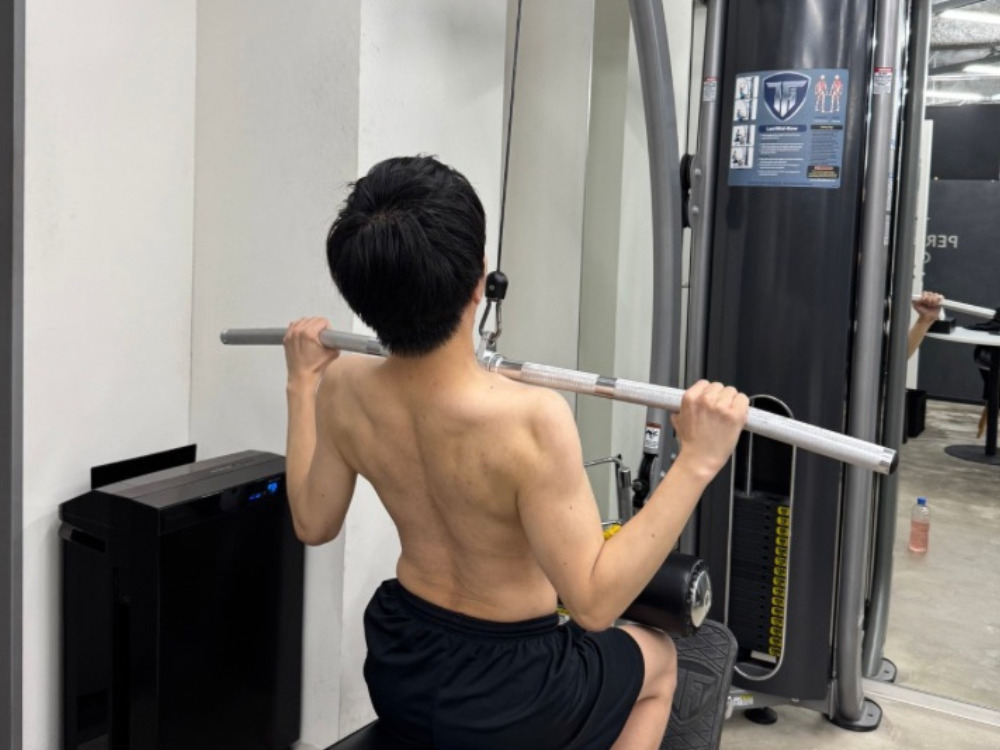 男性のお客様がラットプルダウンをしている写真